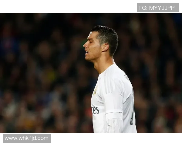 外国足球明星展现超凡实力的背后故事与成就解析