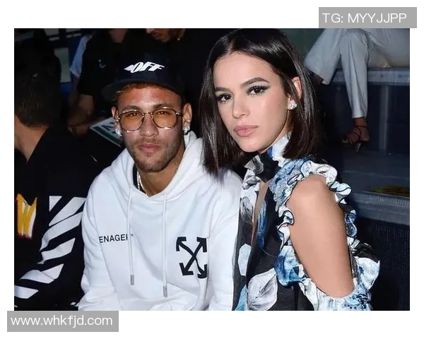 足球明星与女友甜蜜瞬间大曝光幸福生活尽在镜头之中